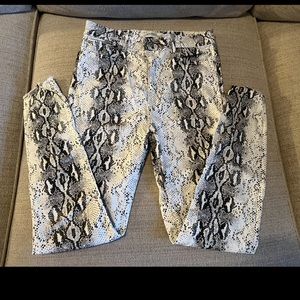 Zara high waisted jeans size 8. Never been worn. Perfect condition.